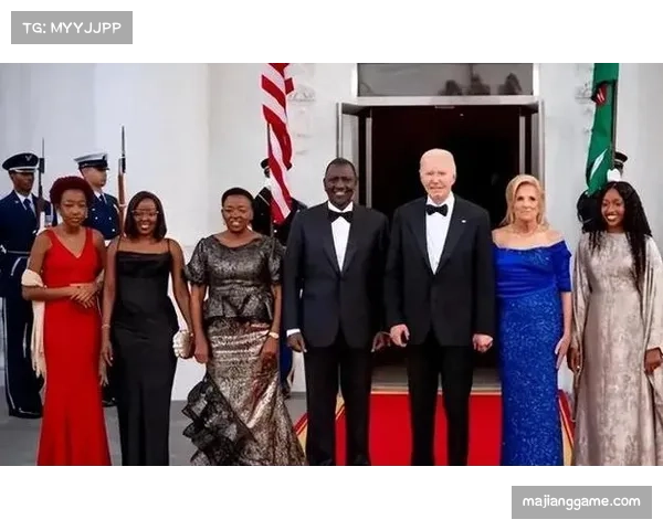 79岁克林顿纽约露面步履蹒跚希拉里同框满脸褶皱显老态